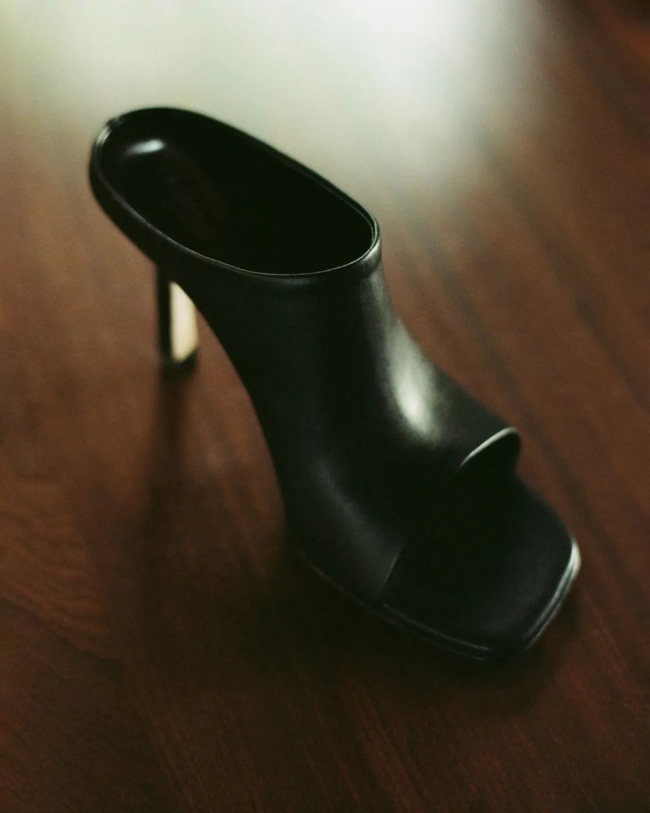 Open square toe mule in leather